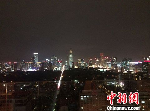 (“北漂”臺(tái)灣青年Emily和朋友聚餐，隨手拍下北京的夜景。采訪時(shí)，她告訴<a target='_blank'  >中新網(wǎng)</a>記者：“北京是值得我興奮的城市，這里每天都有新的變化。” 受訪者供圖)