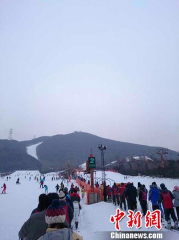 (林方平第一次在北京體驗(yàn)滑雪，滑雪進(jìn)行到一半時(shí)，天空飄起了雪，這令他格外驚喜。受訪者供圖)