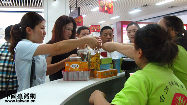 前來購(gòu)買臺(tái)灣特產(chǎn)的人們 前來購(gòu)買臺(tái)灣特產(chǎn)的人們