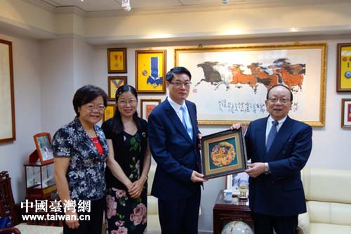 謝澤生常委（中）、趙紅副市長（左一）、市臺辦李楚蘭主任（左二）與蔣孝嚴副主席合影