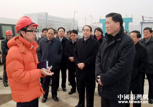 夏耕副省長(zhǎng)帶領(lǐng)省直部門和濟(jì)寧市負(fù)責(zé)同志走訪臺(tái)資企業(yè),在工地聽取臺(tái)灣欣祥興項(xiàng)目經(jīng)理介紹