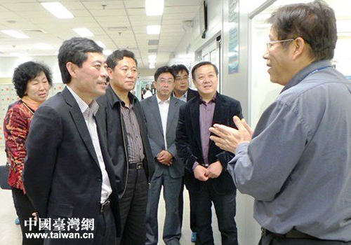 威海市劉廣華副市長(zhǎng)（左二）走訪臺(tái)企日月光半導(dǎo)體（威海）有限公司，市臺(tái)辦主任于連波（右二）等參加走訪