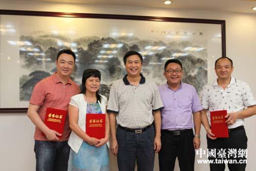 新任臺(tái)聯(lián)會(huì)理事頒發(fā)證書儀式。