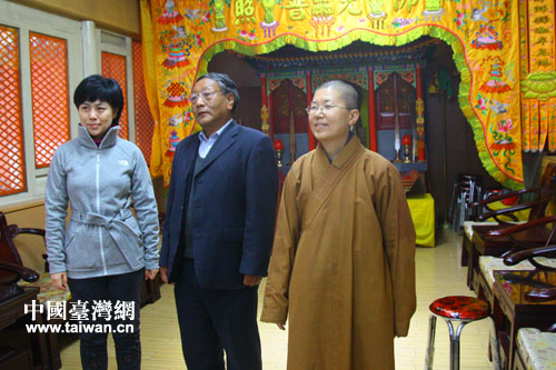 五臺山風(fēng)景區(qū)文聯(lián)副主席安建華與臺灣人間福報記者、如根大師合影 五臺山風(fēng)景區(qū)文聯(lián)副主席安建華與臺灣人間福報記者、如根大師合影