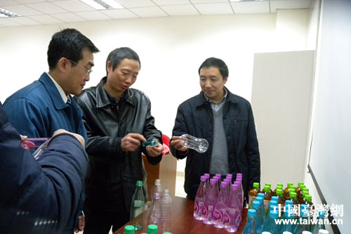 四川省臺辦主任周敏謙（右二）調(diào)研走訪臺資企業(yè)統(tǒng)實企業(yè)公司，參觀企業(yè)生產(chǎn)的PET瓶。