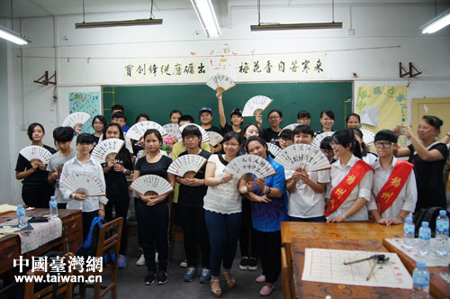 兩地學(xué)生進(jìn)行了書法交流，紛紛揮毫潑墨