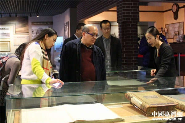 參訪(fǎng)團(tuán)嘉賓觀(guān)看開(kāi)灤博物館內(nèi)展示的羊皮蒙面大賬本