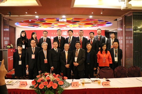 出席交流會(huì)嘉賓合影 出席交流會(huì)嘉賓合影