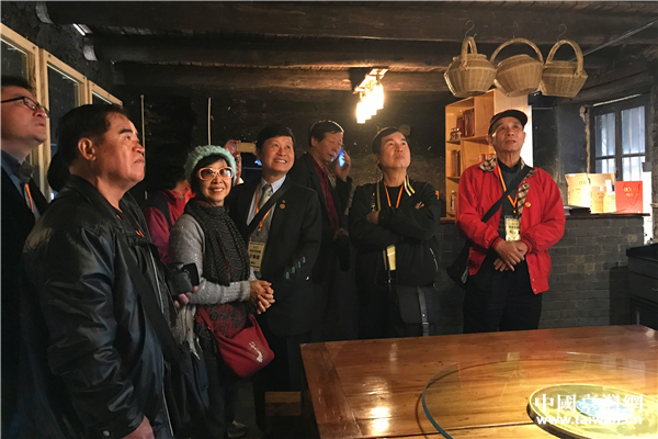 考察團(tuán)參觀悠然山高山濕地景區(qū)內(nèi)的古屋。（中國(guó)臺(tái)灣網(wǎng) 趙苗青 攝）