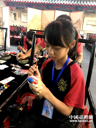 臺東縣海端小學學生繪制老北京兔爺