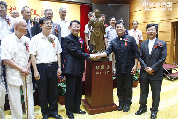 中華全國(guó)臺(tái)灣同胞聯(lián)誼會(huì)會(huì)長(zhǎng)汪毅夫、北京市臺(tái)聯(lián)黨組書記王蘭棟、雕塑家陳啟村為銅像揭幕