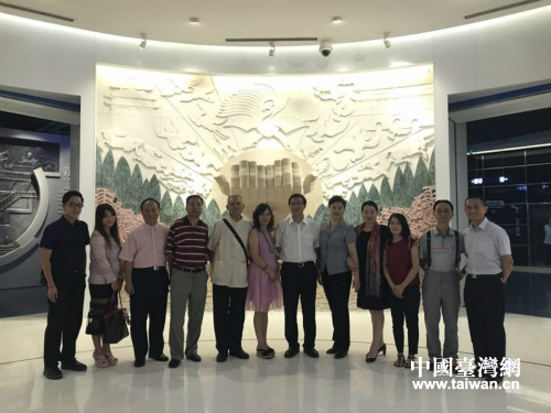 市臺聯(lián)黨組書記王蘭棟與林鳳蘭董事長一行在自來水博物館合影留念
