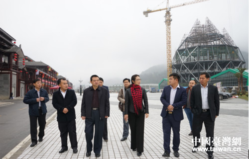 李靜副主任在玉都北殿現(xiàn)代高效農(nóng)業(yè)休閑園區(qū)調(diào)研