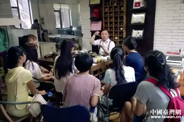 陳炳宏與兩岸創(chuàng)業(yè)者。（中國臺(tái)灣網(wǎng) 發(fā)）