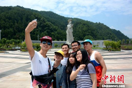 圖為臺灣青年學生在長汀客家母親緣廣場合影�！埥鸫āz