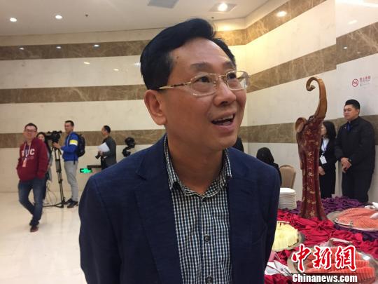 4月8日，第三屆“創(chuàng)業(yè)創(chuàng)新·筑夢溫州”臺灣青年人才對接會(北京站)舉辦，逾百位在京臺生參與活動。浙江省臺辦副主任何永明接受媒體采訪�！畛坛� 攝