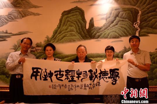 孔依平寫(xiě)下“厚德載物、經(jīng)世致用”贈(zèng)予恩施 董曉斌 攝