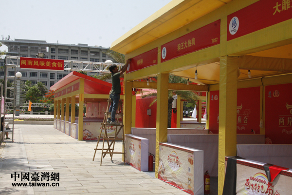 廟會的基礎設施工作已進入收尾階段，現(xiàn)場布置人員做最后修補。
