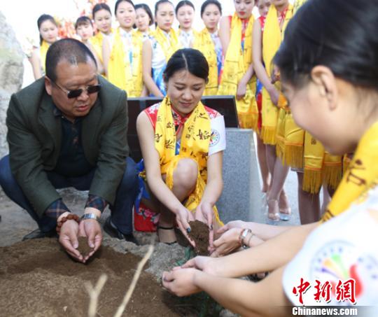 海峽兩岸形象大使河南洛陽(yáng)采集圣土將赴臺(tái)播撒