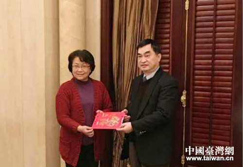 上海市副市長翁鐵慧會見來訪的臺北市副市長鄧家基一行 上海市副市長翁鐵慧會見來訪的臺北市副市長鄧家基一行