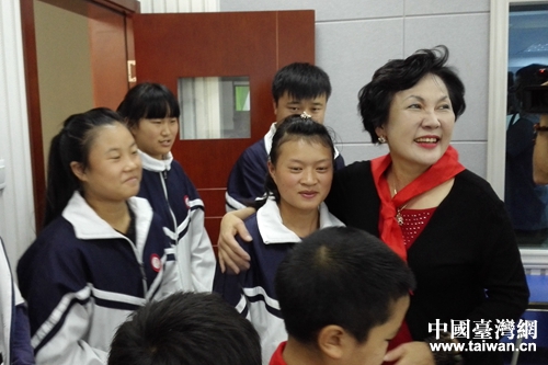 臺商董淑貞女士（右一）與受助學(xué)生親切交流