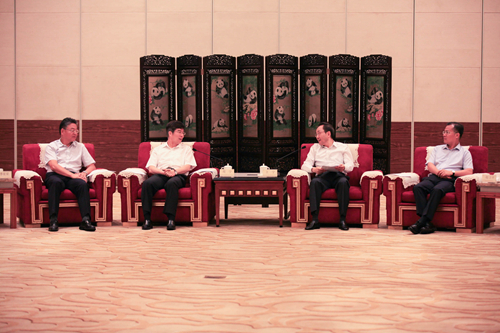 四川省常務(wù)副省長王寧（右二）與國務(wù)院臺辦主任助理周寧（左二）交談，左一為中國記協(xié)書記處書記季星星