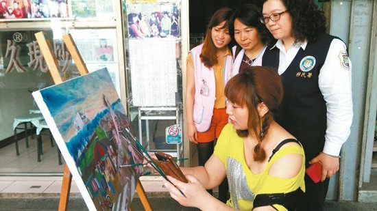 大陸廚娘在臺開川菜館炒菜作畫游刃有余（圖）
