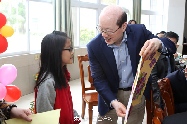 劉結(jié)一看望慰問東莞臺商子弟學(xué)校師生和家長代表