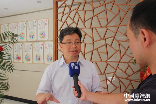 全國臺聯(lián)副會長楊毅周接受媒體采訪。