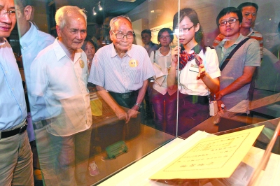 　　黃埔軍校舊址紀(jì)念館展出50多件珍貴文物，老兵在文物前駐足流連。