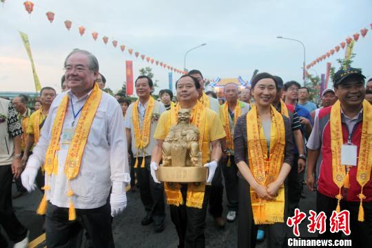 湖南神農(nóng)大帝祖廟圣駕，6月6日至16日首次赴臺灣巡境賜福。圖為圣駕抵臺，在新北市三重先嗇宮駐蹕安座，受到廟方及信眾盛大歡迎�！↑S少華 攝