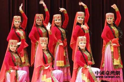 新疆師范大學(xué)木卡姆藝術(shù)團表演塔吉克民間舞蹈
