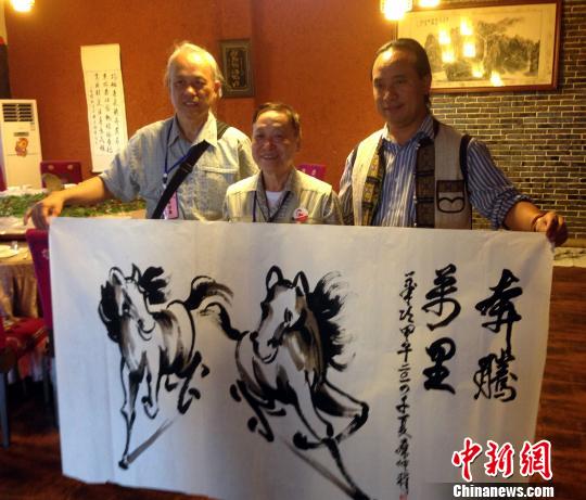 臺(tái)灣畫家秦仲璋（中）畫奔馬贈(zèng)予云南石林普世老民族餐廳負(fù)責(zé)人普文忠（右1）�！�