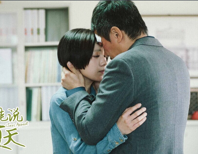 本周五上映的電影《不能說的夏天》中飾演了一個弱小在校女學(xué)生白白