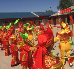 中國枸杞之鄉(xiāng)農(nóng)民大媽們的幸福生活：舞起黃羊錢鞭