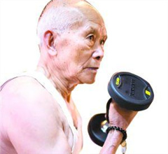 廣東九旬老人健身房鍛煉20年 練成肌肉型男