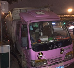 粉色車(chē)身配hellokitty 福州街頭現(xiàn)萌系貨車(chē)