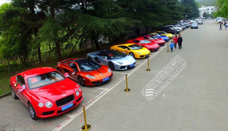 富二代辦豪華婚禮 豪車扎堆宴席壯觀：炫富模式引圍觀�。ńM圖）