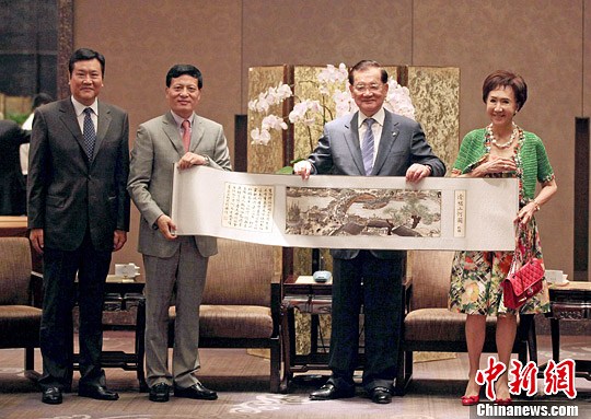 謝伏瞻（左二）拜會中國國民黨榮譽主席連戰(zhàn)（右二），并致贈禮物。