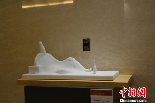 圖為展出的曲陽(yáng)石雕藝術(shù)作品�！±畲豪� 攝