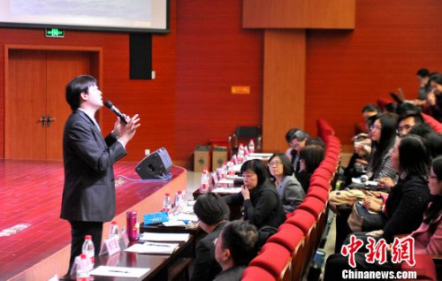 11月29日，臺(tái)灣新竹清華大學(xué)語言學(xué)博士、臺(tái)中科大應(yīng)用中文系助理教授張群與廈大海外教育學(xué)院學(xué)生現(xiàn)場(chǎng)互動(dòng)交流。楊伏山 攝