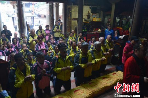 2月21日，臺灣高雄市白砂崙圣母宮媽祖信眾一行42人身著廟服，恭捧分靈媽祖、中壇元帥等神尊，時隔6年后第三次赴“媽祖故里”福建湄洲島謁祖進香�！×秩喝A 攝