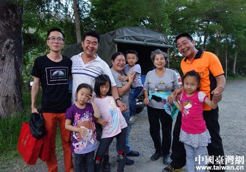 團(tuán)員陳建超與臺(tái)灣親人歡聚。（圖片來(lái)源：四川省臺(tái)聯(lián)）