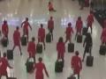 香港：空姐機(jī)場(chǎng)快閃熱舞  點(diǎn)燃節(jié)日快樂氣氛