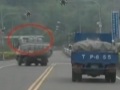 臺(tái)灣南投：貨車滿載瓦斯桶 司機(jī)吸煙違章險(xiǎn)象環(huán)生