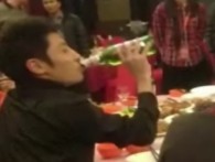 撒貝寧慶功豪飲對(duì)瓶吹 與楊千嬅耳語