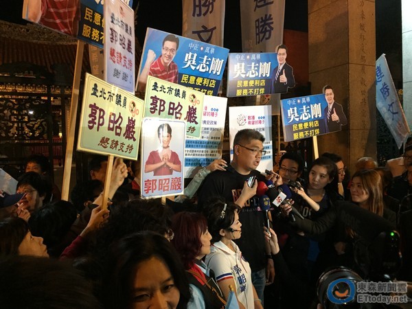 連勝文夜市掃街引圍觀，街道被擠得水泄不通