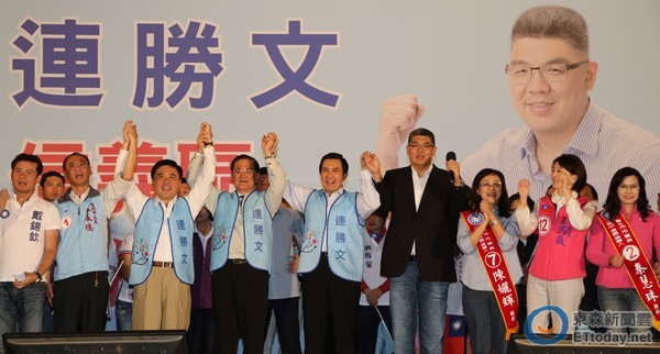 馬英九、連戰(zhàn)和臺(tái)北市長(zhǎng)郝龍斌一起為連勝文站臺(tái)