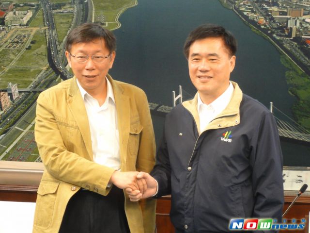 臺北市長當(dāng)選人柯文哲（左）2日拜會現(xiàn)任市長郝龍斌，雙方各組工作小組，準(zhǔn)備市政交接事宜。（圖片來源：臺灣今日新聞網(wǎng)）