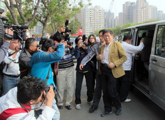柯文哲探視陳水扁 臺北市長柯文哲（前右）18日下午到高雄市探訪陳水扁病情，柯文哲到達后直接搭電梯上樓